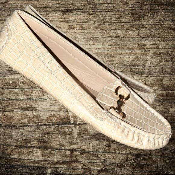 Truffles cream colored faux croc style slip on loafers! Ntn - Picture 8 of 10